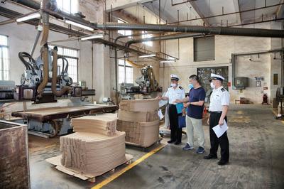 台风季广州海关帮扶助力木制品加工企业出口
